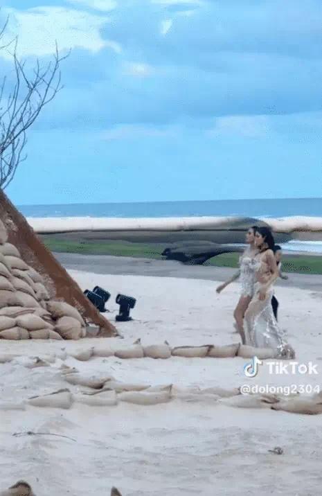 Võ Hoàng Yến và Minh Tú catwalk trên đá rêu-2