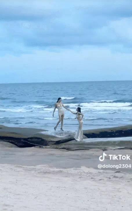 Võ Hoàng Yến và Minh Tú catwalk trên đá rêu-3