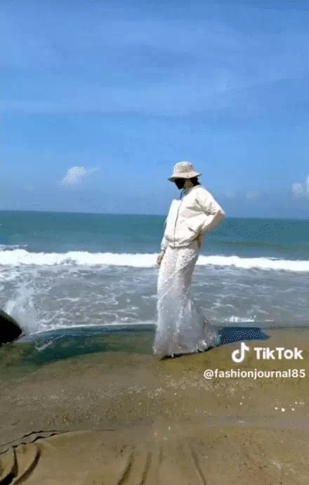 Võ Hoàng Yến và Minh Tú catwalk trên đá rêu-5