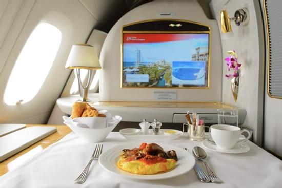 Chồng ích kỷ bay khoang hạng nhất, để vợ con ngồi hạng phổ thông