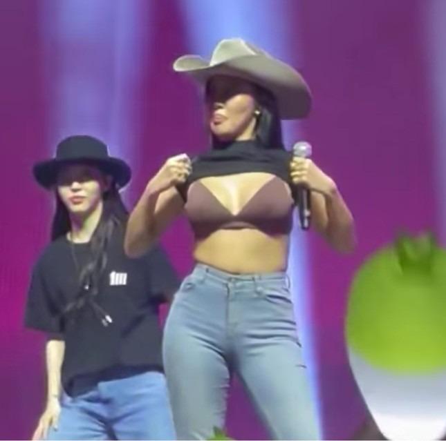 Nữ ca sĩ biểu diễn gợi dục sau khi bị chỉ trích-1