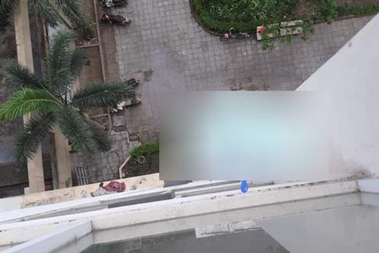 Bé gái 4 tuổi rơi từ tầng 12 chung cư xuống đất tử vong