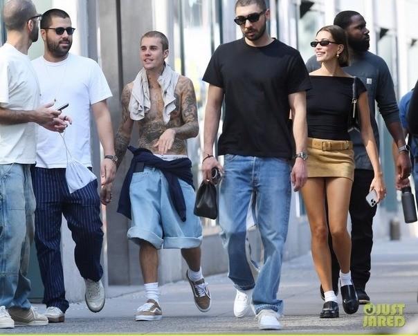 Justin Bieber cởi trần, lộ hình xăm kín người xuống phố-1