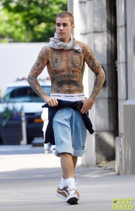 Justin Bieber cởi trần, lộ hình xăm kín người xuống phố-2