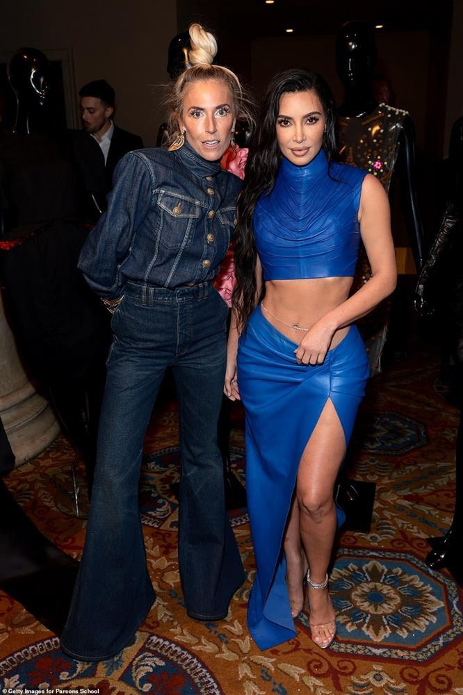 Kim Kardashian khoe sắc vóc quyến rũ trên thảm đỏ Parsons Benefit-3