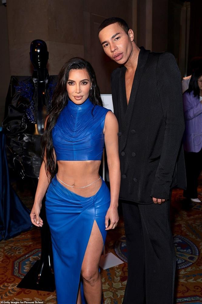 Kim Kardashian khoe sắc vóc quyến rũ trên thảm đỏ Parsons Benefit-7