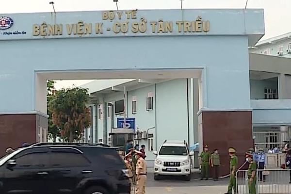 Cho thôi việc 3 bảo vệ ngăn xe cứu thương đón bệnh nhân hấp hối-2