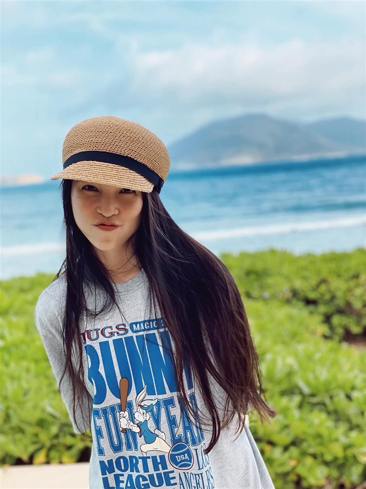 Học Hiền Thục phối đồ đi biển như gái đôi mươi-5