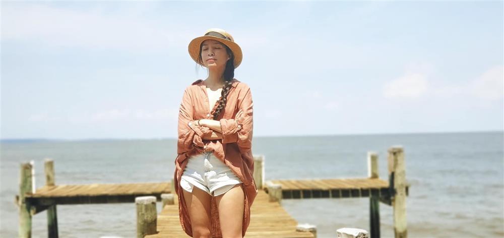 Học Hiền Thục phối đồ đi biển như gái đôi mươi-1