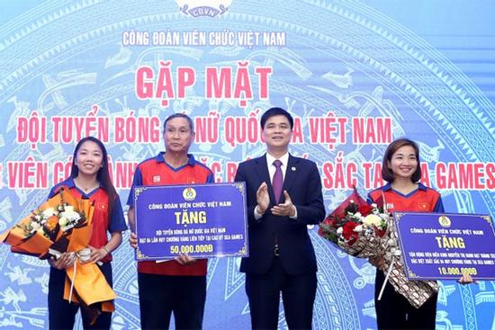 Nguyễn Thị Oanh và tuyển nữ Việt Nam nhận thêm phần thưởng sau SEA Games