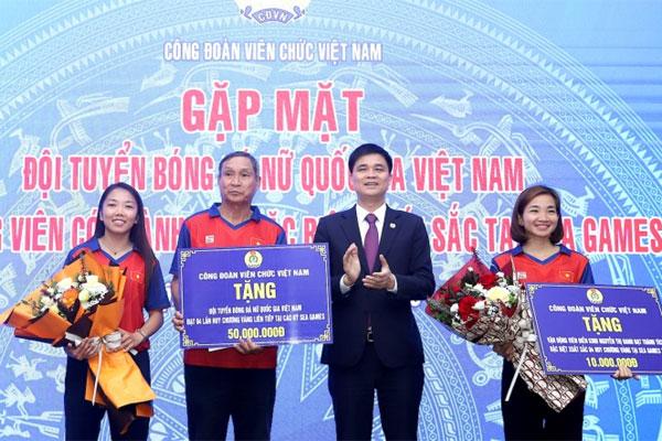 Nguyễn Thị Oanh và tuyển nữ Việt Nam nhận thêm phần thưởng sau SEA Games-1