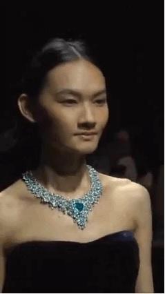 Thêm người mẫu Việt diễn chung với huyền thoại Naomi Campbell-1