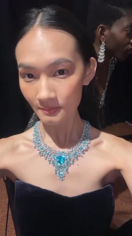 Thêm người mẫu Việt diễn chung với huyền thoại Naomi Campbell-2