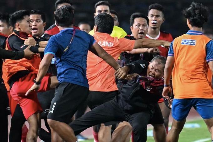 Indonesia không phạt các cầu thủ ẩu đả ở SEA Games 32-1