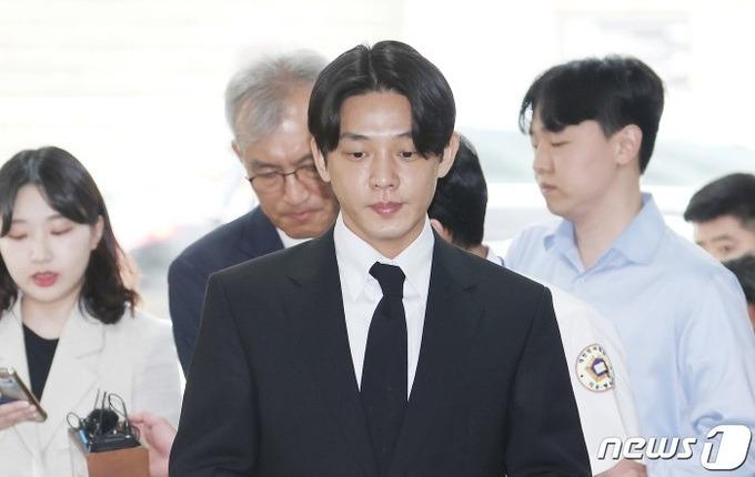 Yoo Ah In gây bức xúc khi được tự do sau chưa đầy 24 giờ bắt giữ