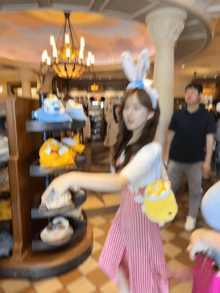 Triệu Lộ Tư và Lưu Vũ Ninh lọt vào ống kính khán giả khi đang dạo khu vui chơi-1