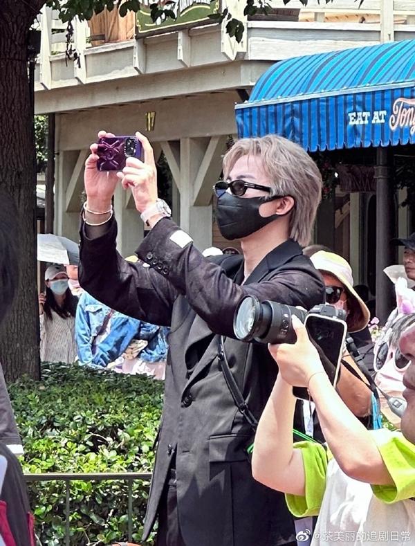 Triệu Lộ Tư và Lưu Vũ Ninh lọt vào ống kính khán giả khi đang dạo khu vui chơi-2