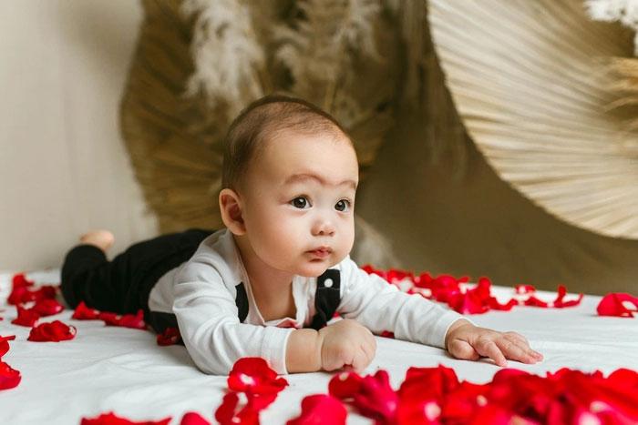 Dianka bế con trai lần đầu lộ rõ mặt-2