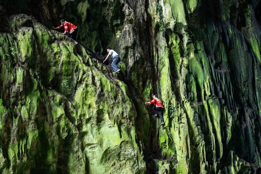 Những người nhện tay không leo núi hiểm trở, siêu đẳng như biểu diễn xiếc-1