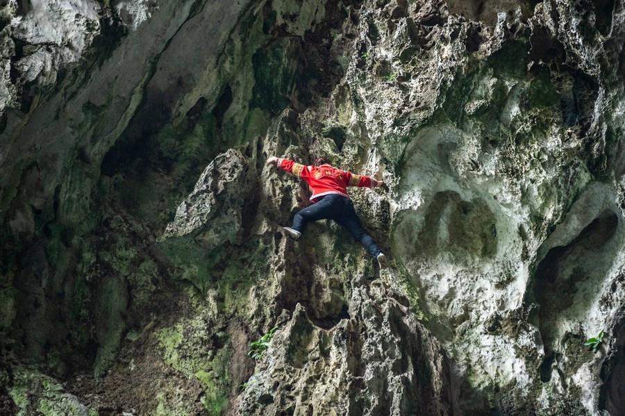 Những người nhện tay không leo núi hiểm trở, siêu đẳng như biểu diễn xiếc-2