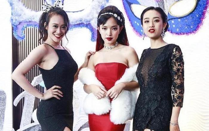 Tranh cãi nữ sinh mặc váy cắt xẻ và trang điểm đậm trong prom cuối cấp-1