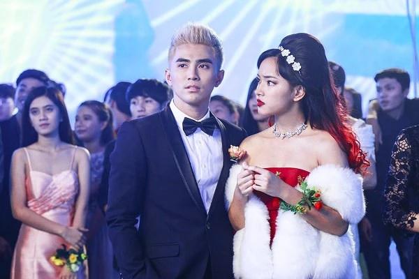 Tranh cãi nữ sinh mặc váy cắt xẻ và trang điểm đậm trong prom cuối cấp-2