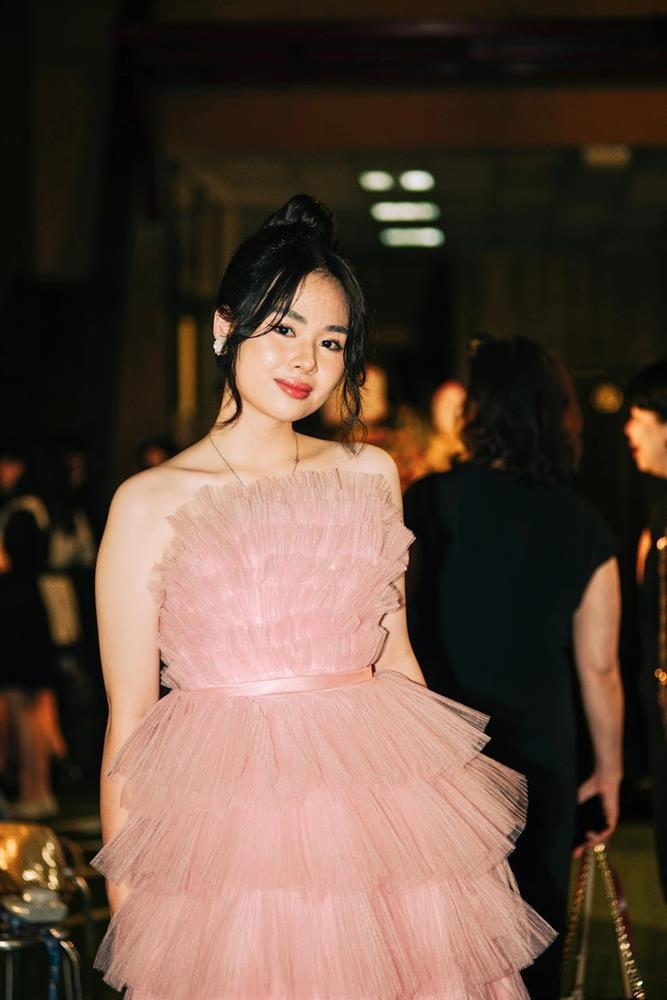 Tranh cãi nữ sinh mặc váy cắt xẻ và trang điểm đậm trong prom cuối cấp-5