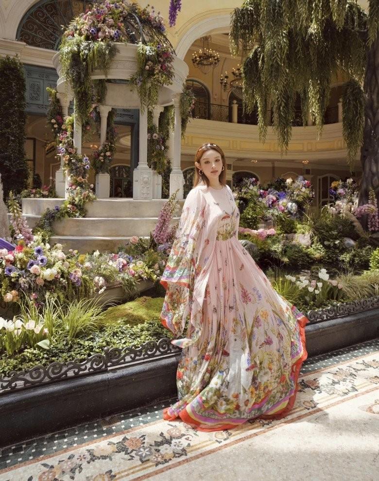Huyền Baby mặc như công chúa ở lâu đài 80 tỷ, thoát vai hóa nữ hoàng nóng bỏng-1