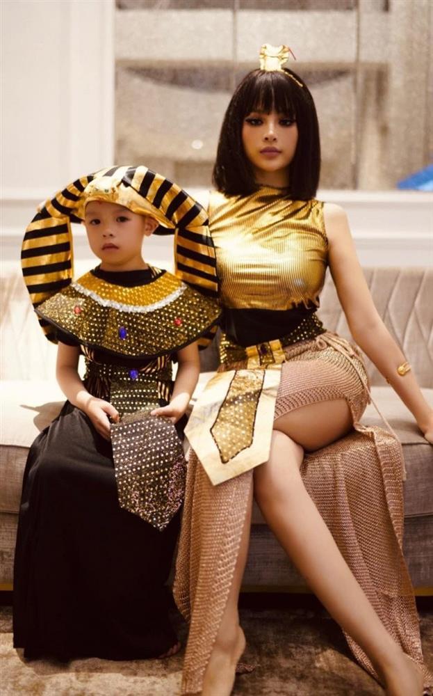 Huyền Baby mặc như công chúa ở lâu đài 80 tỷ, thoát vai hóa nữ hoàng nóng bỏng-9