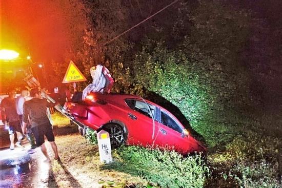 Hà Tĩnh: Ô tô chở 6 người lao xuống hồ, 2 người chết thương tâm