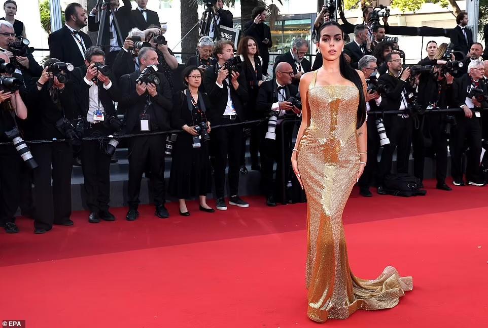 Bạn gái người mẫu của Ronaldo khoe đường cong nóng rực ở Cannes-1