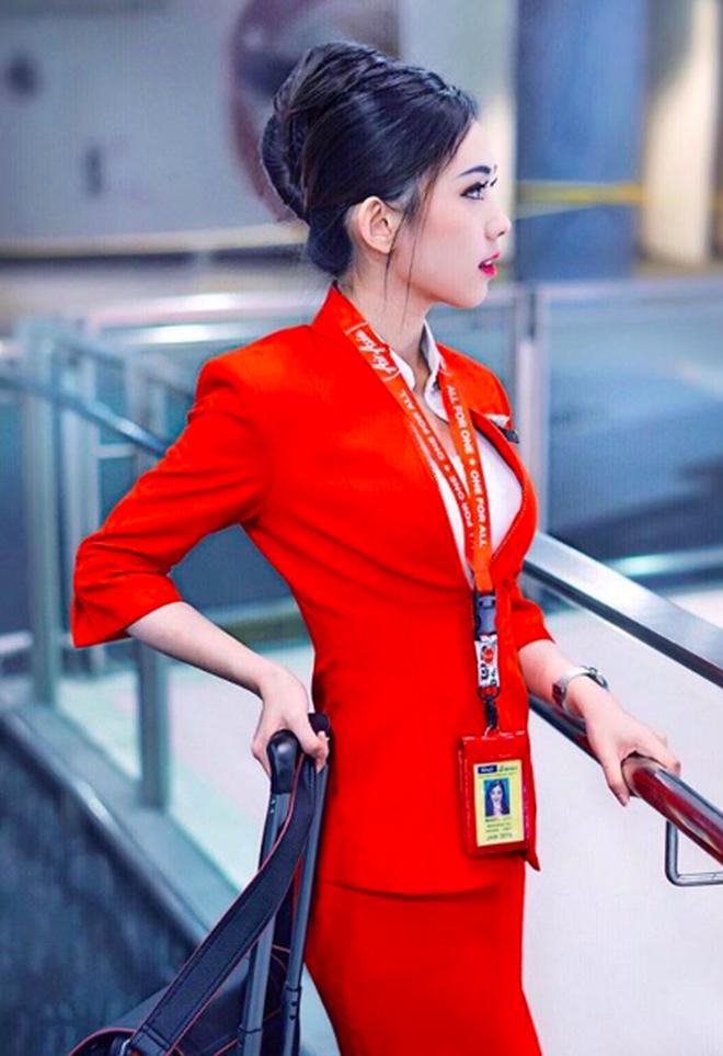 Nữ tiếp viên hàng không gặp rắc rối do bộ đồng phục-1