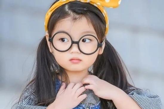 Sao nhí và cuộc sống bị cha mẹ lợi dụng để kiếm tiền