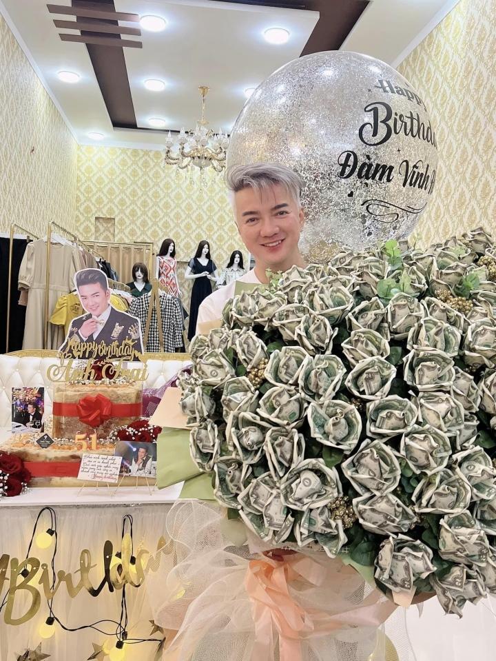 Tặng bó hoa làm bằng tiền cho nghệ sĩ có vi phạm pháp luật?-2