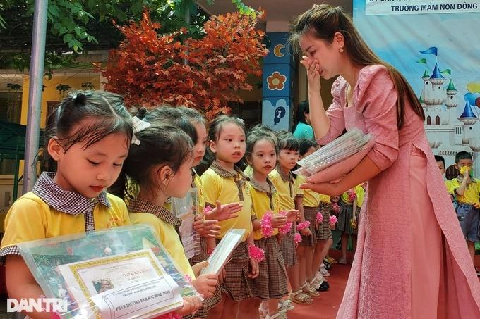 Nữ giáo viên bật khóc chia tay lớp mầm non-2