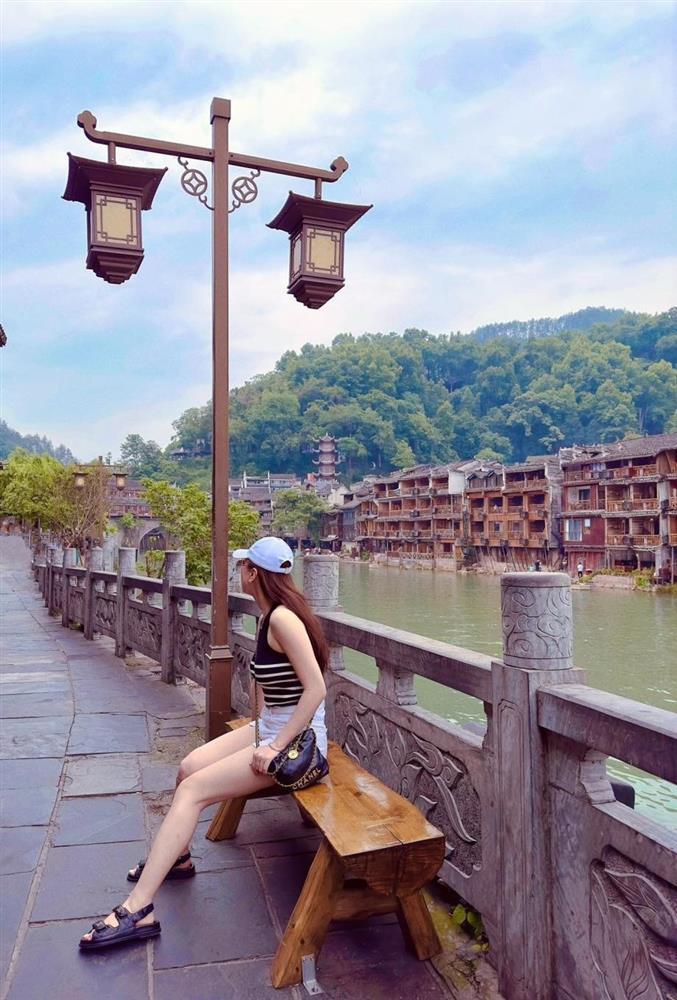 Phương Oanh tuổi U40 vẫn mặc bốc lửa đi chơi đêm ở Trung Quốc-4