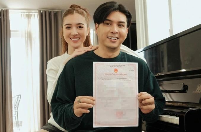 Ca sĩ Hồ Quang Hiếu và bạn gái kém 17 tuổi đăng ký kết hôn-1