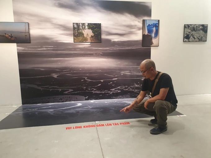 Phẫn nộ nhiều bạn trẻ giẫm đạp lên tác phẩm triển lãm chỉ để... sống ảo-1