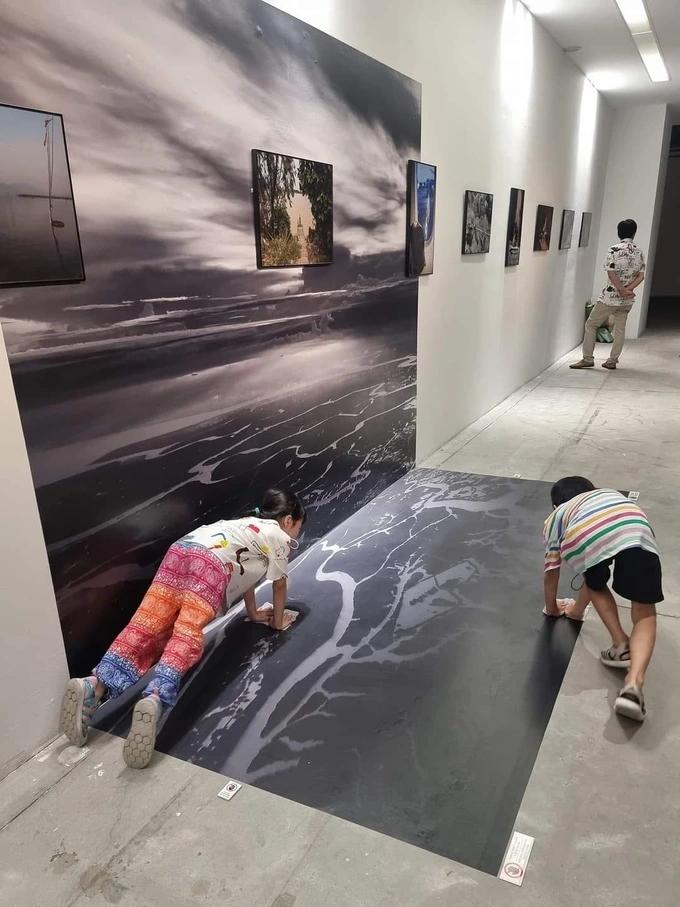 Phẫn nộ nhiều bạn trẻ giẫm đạp lên tác phẩm triển lãm chỉ để... sống ảo-2