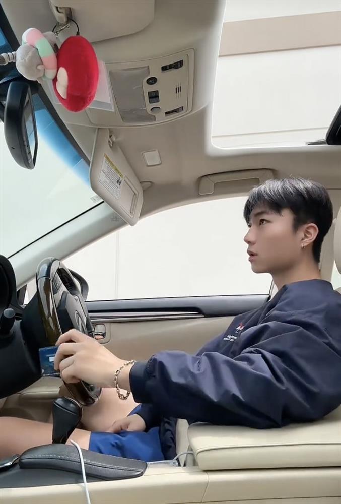 Quay cảnh lái xe đi mua cà phê mỗi ngày, chàng trai bất ngờ gây bão-2