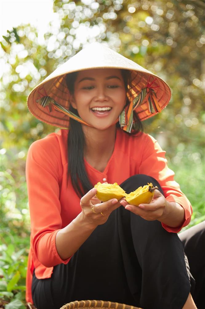 HHen Niê gây chú ý vì nhiều tầng ngấn bụng khi đang ăn-8