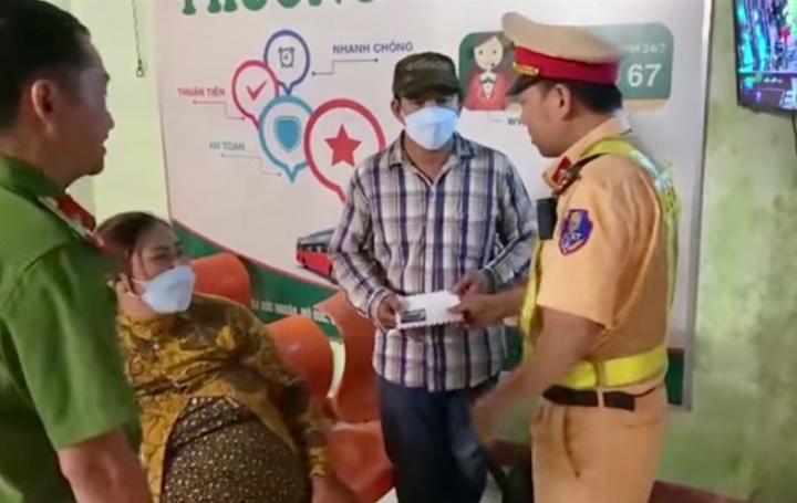 Vợ chồng thai phụ cùng con gái 4 tuổi bị nhà xe bỏ rơi dọc đường-1