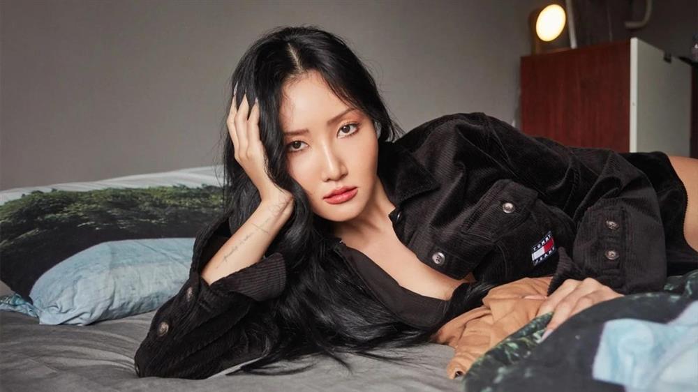 Nữ ca sĩ thường xuyên bị chỉ trích diễn gợi dục là ai?-1