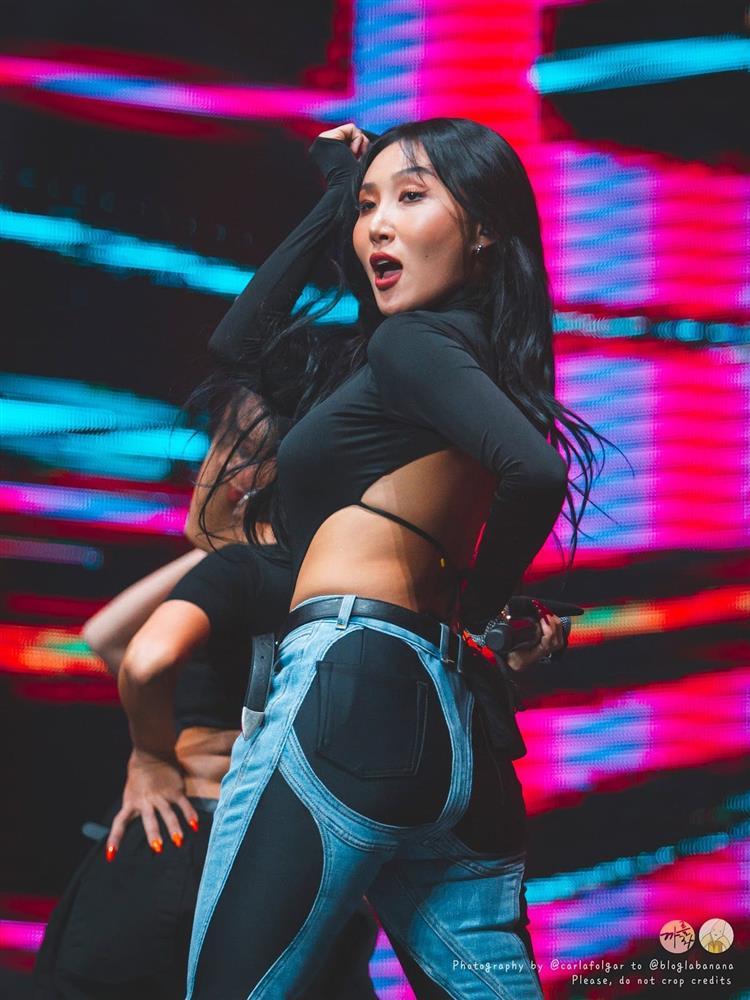 Nữ ca sĩ thường xuyên bị chỉ trích diễn gợi dục là ai?-10