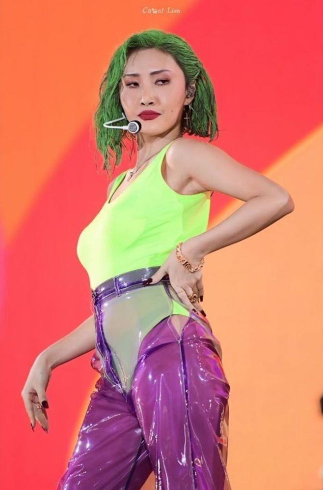 Nữ ca sĩ thường xuyên bị chỉ trích diễn gợi dục là ai?-6