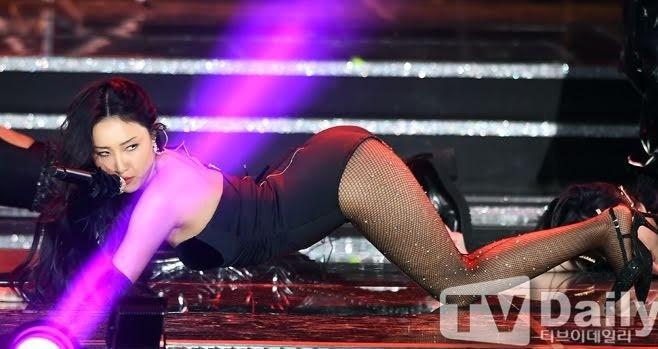 Nữ ca sĩ thường xuyên bị chỉ trích diễn gợi dục là ai?-9