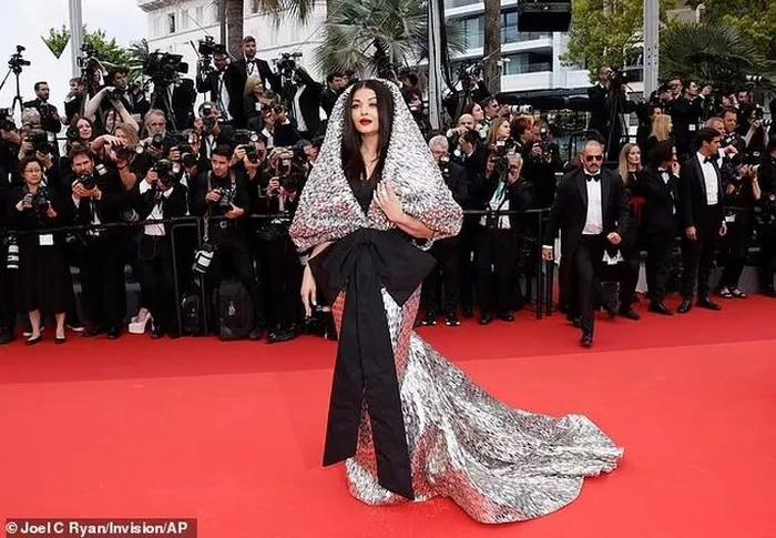 Những bộ đầm thảm họa trên thảm đỏ Cannes-5