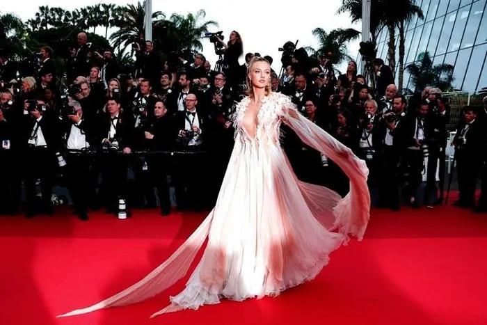 Những bộ đầm thảm họa trên thảm đỏ Cannes-9