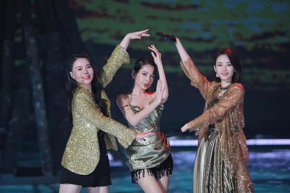 Đạp gió 2023: Chi Pu nhào lộn, đu dây ở độ cao 8m-4