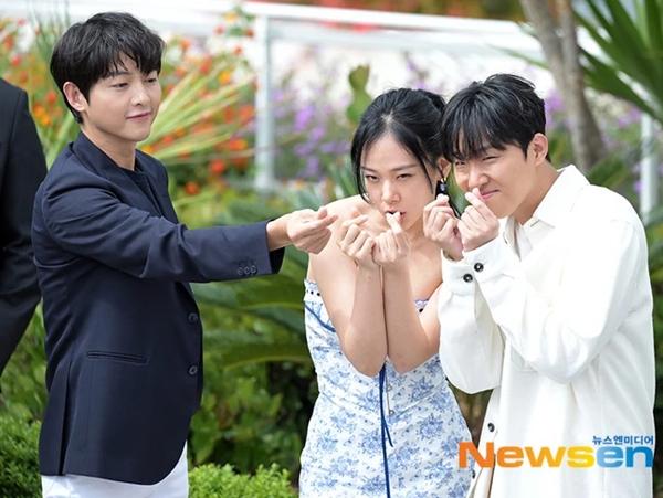 Hình ảnh phản ánh khoảng cách thế hệ giữa Song Joong Ki và 2 nghệ sĩ gen Z-1